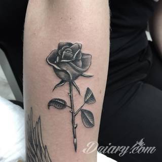 Skromne w formie tatuaże minimalistyczne ograniczające się do niewielkich kształtów i oparte na jednym kolorze. Doskonałe dla osób pragnących w niewielki sposób symbolizować konkretny przekaz. 