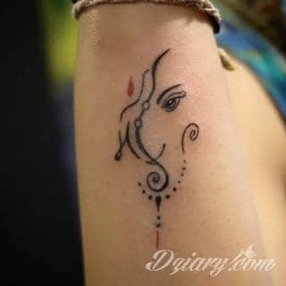 Skromne w formie tatuaże minimalistyczne ograniczające się do niewielkich kształtów i oparte na jednym kolorze. Doskonałe dla osób pragnących w niewielki sposób symbolizować konkretny przekaz. 