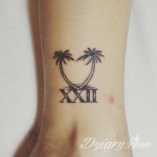 Skromne w formie tatuaże minimalistyczne ograniczające się do niewielkich kształtów i oparte na jednym kolorze. Doskonałe dla osób pragnących w niewielki sposób symbolizować konkretny przekaz. 