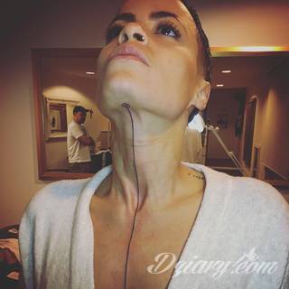 Skromne w formie tatuaże minimalistyczne ograniczające się do niewielkich kształtów i oparte na jednym kolorze. Doskonałe dla osób pragnących w niewielki sposób symbolizować konkretny przekaz. 