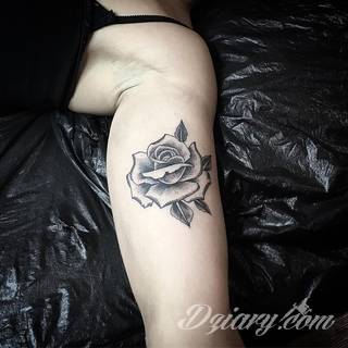 Skromne w formie tatuaże minimalistyczne ograniczające się do niewielkich kształtów i oparte na jednym kolorze. Doskonałe dla osób pragnących w niewielki sposób symbolizować konkretny przekaz. 