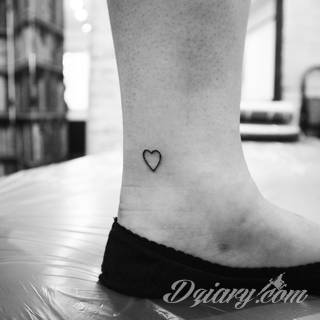 Skromne w formie tatuaże minimalistyczne ograniczające się do niewielkich kształtów i oparte na jednym kolorze. Doskonałe dla osób pragnących w niewielki sposób symbolizować konkretny przekaz. 