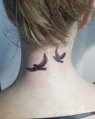 Skromne w formie tatuaże minimalistyczne ograniczające się do niewielkich kształtów i oparte na jednym kolorze. Doskonałe dla osób pragnących w niewielki sposób symbolizować konkretny przekaz. 