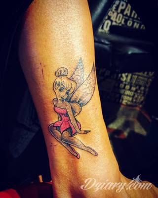 Skromne w formie tatuaże minimalistyczne ograniczające się do niewielkich kształtów i oparte na jednym kolorze. Doskonałe dla osób pragnących w niewielki sposób symbolizować konkretny przekaz. 