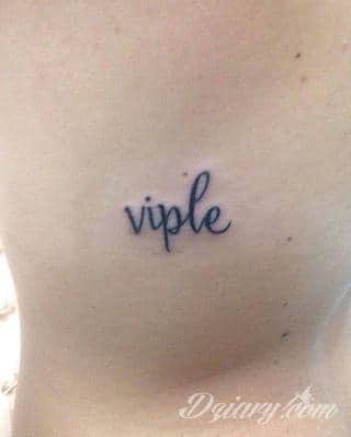 Skromne w formie tatuaże minimalistyczne ograniczające się do niewielkich kształtów i oparte na jednym kolorze. Doskonałe dla osób pragnących w niewielki sposób symbolizować konkretny przekaz. 