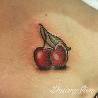 Skromne w formie tatuaże minimalistyczne ograniczające się do niewielkich kształtów i oparte na jednym kolorze. Doskonałe dla osób pragnących w niewielki sposób symbolizować konkretny przekaz. 