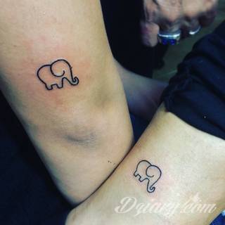 Skromne w formie tatuaże minimalistyczne ograniczające się do niewielkich kształtów i oparte na jednym kolorze. Doskonałe dla osób pragnących w niewielki sposób symbolizować konkretny przekaz. 