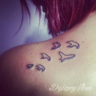 Skromne w formie tatuaże minimalistyczne ograniczające się do niewielkich kształtów i oparte na jednym kolorze. Doskonałe dla osób pragnących w niewielki sposób symbolizować konkretny przekaz. 