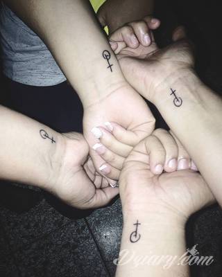 Skromne w formie tatuaże minimalistyczne ograniczające się do niewielkich kształtów i oparte na jednym kolorze. Doskonałe dla osób pragnących w niewielki sposób symbolizować konkretny przekaz. 