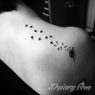 Skromne w formie tatuaże minimalistyczne ograniczające się do niewielkich kształtów i oparte na jednym kolorze. Doskonałe dla osób pragnących w niewielki sposób symbolizować konkretny przekaz. 