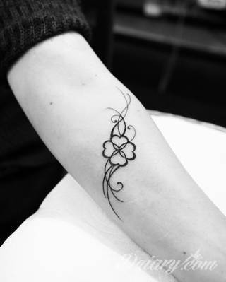 Skromne w formie tatuaże minimalistyczne ograniczające się do niewielkich kształtów i oparte na jednym kolorze. Doskonałe dla osób pragnących w niewielki sposób symbolizować konkretny przekaz. 