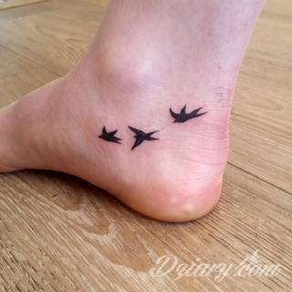 Skromne w formie tatuaże minimalistyczne ograniczające się do niewielkich kształtów i oparte na jednym kolorze. Doskonałe dla osób pragnących w niewielki sposób symbolizować konkretny przekaz. 