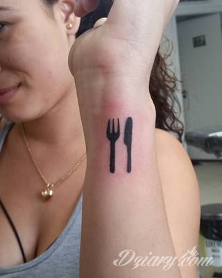 Skromne w formie tatuaże minimalistyczne ograniczające się do niewielkich kształtów i oparte na jednym kolorze. Doskonałe dla osób pragnących w niewielki sposób symbolizować konkretny przekaz. 