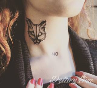 Skromne w formie tatuaże minimalistyczne ograniczające się do niewielkich kształtów i oparte na jednym kolorze. Doskonałe dla osób pragnących w niewielki sposób symbolizować konkretny przekaz. 