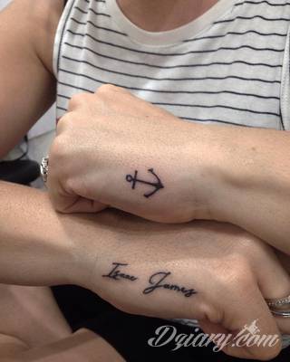 Skromne w formie tatuaże minimalistyczne ograniczające się do niewielkich kształtów i oparte na jednym kolorze. Doskonałe dla osób pragnących w niewielki sposób symbolizować konkretny przekaz. 