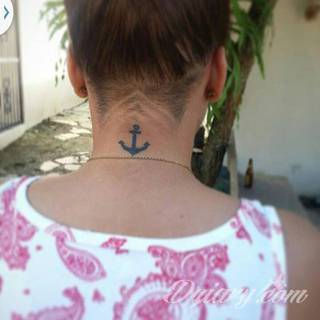 Skromne w formie tatuaże minimalistyczne ograniczające się do niewielkich kształtów i oparte na jednym kolorze. Doskonałe dla osób pragnących w niewielki sposób symbolizować konkretny przekaz. 