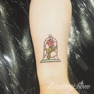 Skromne w formie tatuaże minimalistyczne ograniczające się do niewielkich kształtów i oparte na jednym kolorze. Doskonałe dla osób pragnących w niewielki sposób symbolizować konkretny przekaz. 