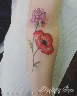 Skromne w formie tatuaże minimalistyczne ograniczające się do niewielkich kształtów i oparte na jednym kolorze. Doskonałe dla osób pragnących w niewielki sposób symbolizować konkretny przekaz. 