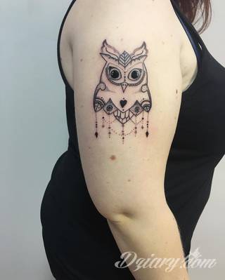 Skromne w formie tatuaże minimalistyczne ograniczające się do niewielkich kształtów i oparte na jednym kolorze. Doskonałe dla osób pragnących w niewielki sposób symbolizować konkretny przekaz. 