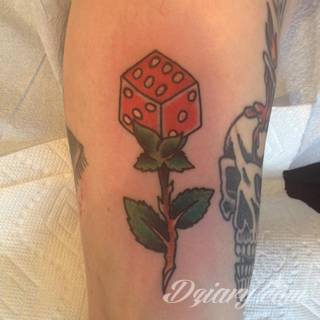 Skromne w formie tatuaże minimalistyczne ograniczające się do niewielkich kształtów i oparte na jednym kolorze. Doskonałe dla osób pragnących w niewielki sposób symbolizować konkretny przekaz. 