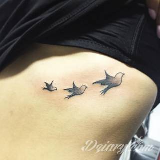 Skromne w formie tatuaże minimalistyczne ograniczające się do niewielkich kształtów i oparte na jednym kolorze. Doskonałe dla osób pragnących w niewielki sposób symbolizować konkretny przekaz. 