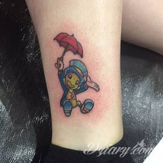 Skromne w formie tatuaże minimalistyczne ograniczające się do niewielkich kształtów i oparte na jednym kolorze. Doskonałe dla osób pragnących w niewielki sposób symbolizować konkretny przekaz. 