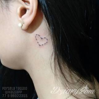 Skromne w formie tatuaże minimalistyczne ograniczające się do niewielkich kształtów i oparte na jednym kolorze. Doskonałe dla osób pragnących w niewielki sposób symbolizować konkretny przekaz. 