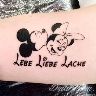 Skromne w formie tatuaże minimalistyczne ograniczające się do niewielkich kształtów i oparte na jednym kolorze. Doskonałe dla osób pragnących w niewielki sposób symbolizować konkretny przekaz. 