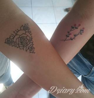 Skromne w formie tatuaże minimalistyczne ograniczające się do niewielkich kształtów i oparte na jednym kolorze. Doskonałe dla osób pragnących w niewielki sposób symbolizować konkretny przekaz. 