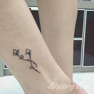 Skromne w formie tatuaże minimalistyczne ograniczające się do niewielkich kształtów i oparte na jednym kolorze. Doskonałe dla osób pragnących w niewielki sposób symbolizować konkretny przekaz. 