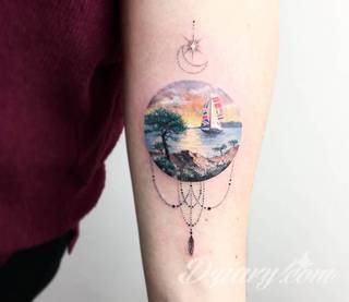 Skromne w formie tatuaże minimalistyczne ograniczające się do niewielkich kształtów i oparte na jednym kolorze. Doskonałe dla osób pragnących w niewielki sposób symbolizować konkretny przekaz. 