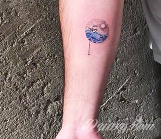 Skromne w formie tatuaże minimalistyczne ograniczające się do niewielkich kształtów i oparte na jednym kolorze. Doskonałe dla osób pragnących w niewielki sposób symbolizować konkretny przekaz. 