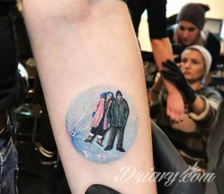 Skromne w formie tatuaże minimalistyczne ograniczające się do niewielkich kształtów i oparte na jednym kolorze. Doskonałe dla osób pragnących w niewielki sposób symbolizować konkretny przekaz. 