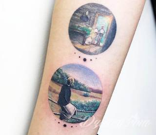 Skromne w formie tatuaże minimalistyczne ograniczające się do niewielkich kształtów i oparte na jednym kolorze. Doskonałe dla osób pragnących w niewielki sposób symbolizować konkretny przekaz. 