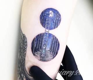 Skromne w formie tatuaże minimalistyczne ograniczające się do niewielkich kształtów i oparte na jednym kolorze. Doskonałe dla osób pragnących w niewielki sposób symbolizować konkretny przekaz. 