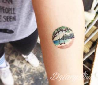 Skromne w formie tatuaże minimalistyczne ograniczające się do niewielkich kształtów i oparte na jednym kolorze. Doskonałe dla osób pragnących w niewielki sposób symbolizować konkretny przekaz. 