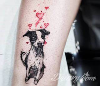 Skromne w formie tatuaże minimalistyczne ograniczające się do niewielkich kształtów i oparte na jednym kolorze. Doskonałe dla osób pragnących w niewielki sposób symbolizować konkretny przekaz. 