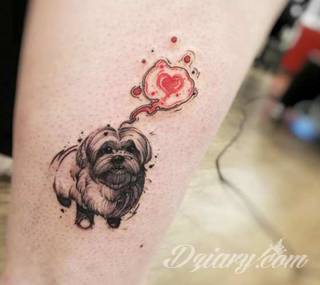 Skromne w formie tatuaże minimalistyczne ograniczające się do niewielkich kształtów i oparte na jednym kolorze. Doskonałe dla osób pragnących w niewielki sposób symbolizować konkretny przekaz. 