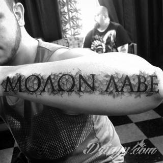 Skromne w formie tatuaże minimalistyczne ograniczające się do niewielkich kształtów i oparte na jednym kolorze. Doskonałe dla osób pragnących w niewielki sposób symbolizować konkretny przekaz. 