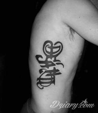 Skromne w formie tatuaże minimalistyczne ograniczające się do niewielkich kształtów i oparte na jednym kolorze. Doskonałe dla osób pragnących w niewielki sposób symbolizować konkretny przekaz. 