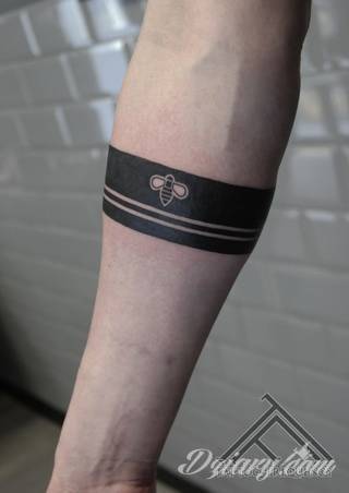 Skromne w formie tatuaże minimalistyczne ograniczające się do niewielkich kształtów i oparte na jednym kolorze. Doskonałe dla osób pragnących w niewielki sposób symbolizować konkretny przekaz. 