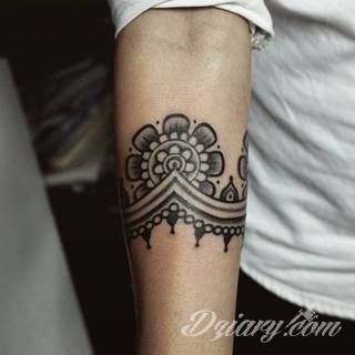 Skromne w formie tatuaże minimalistyczne ograniczające się do niewielkich kształtów i oparte na jednym kolorze. Doskonałe dla osób pragnących w niewielki sposób symbolizować konkretny przekaz. 