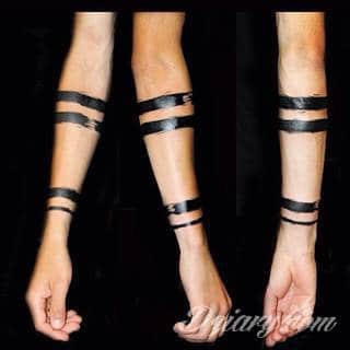 Skromne w formie tatuaże minimalistyczne ograniczające się do niewielkich kształtów i oparte na jednym kolorze. Doskonałe dla osób pragnących w niewielki sposób symbolizować konkretny przekaz. 