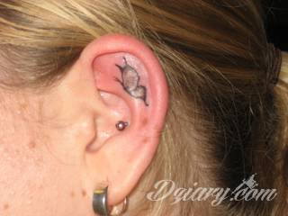 Skromne w formie tatuaże minimalistyczne ograniczające się do niewielkich kształtów i oparte na jednym kolorze. Doskonałe dla osób pragnących w niewielki sposób symbolizować konkretny przekaz. 