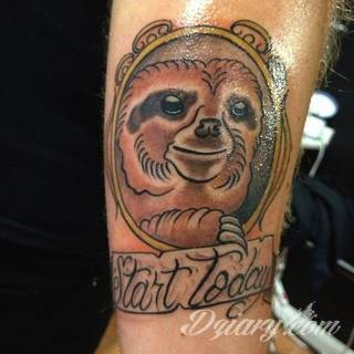 Skromne w formie tatuaże minimalistyczne ograniczające się do niewielkich kształtów i oparte na jednym kolorze. Doskonałe dla osób pragnących w niewielki sposób symbolizować konkretny przekaz. 