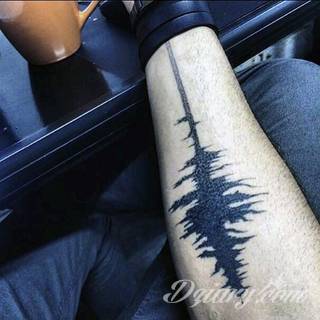 Skromne w formie tatuaże minimalistyczne ograniczające się do niewielkich kształtów i oparte na jednym kolorze. Doskonałe dla osób pragnących w niewielki sposób symbolizować konkretny przekaz. 