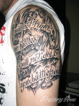 Skromne w formie tatuaże minimalistyczne ograniczające się do niewielkich kształtów i oparte na jednym kolorze. Doskonałe dla osób pragnących w niewielki sposób symbolizować konkretny przekaz. 