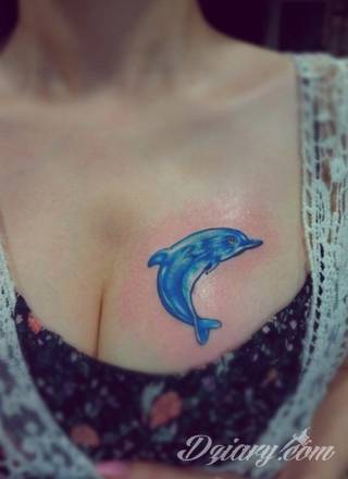 Skromne w formie tatuaże minimalistyczne ograniczające się do niewielkich kształtów i oparte na jednym kolorze. Doskonałe dla osób pragnących w niewielki sposób symbolizować konkretny przekaz. 