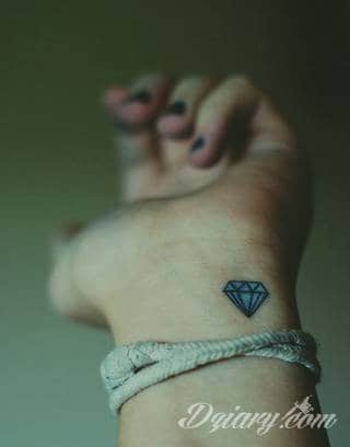 Skromne w formie tatuaże minimalistyczne ograniczające się do niewielkich kształtów i oparte na jednym kolorze. Doskonałe dla osób pragnących w niewielki sposób symbolizować konkretny przekaz. 