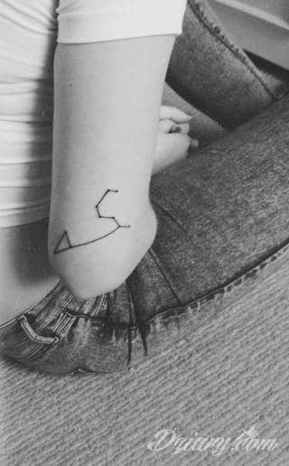 Skromne w formie tatuaże minimalistyczne ograniczające się do niewielkich kształtów i oparte na jednym kolorze. Doskonałe dla osób pragnących w niewielki sposób symbolizować konkretny przekaz. 